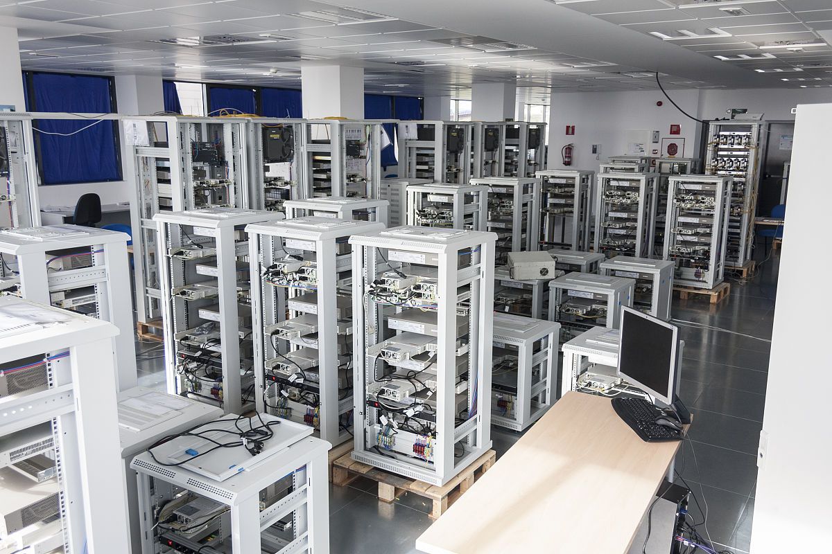 个人给小型工作室做网络布线需准备材料,工具,确定布线路径,铺设电缆